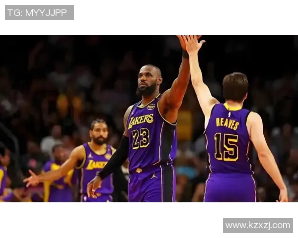 里夫斯直塞篮下 詹姆斯接球双手暴扣