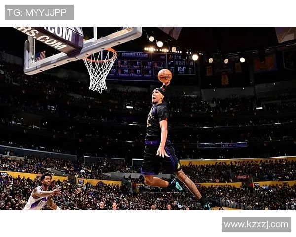 打爆太阳第二阵容！湖人替补中锋海斯稳定表现值得认可